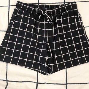 Plaid shorts black and white- S